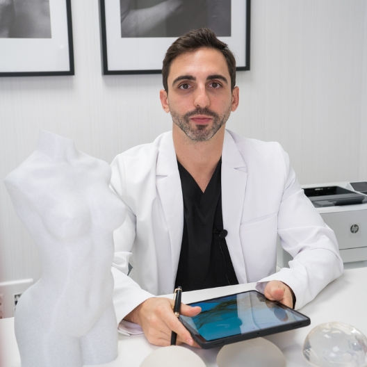 Dr. Jesús González